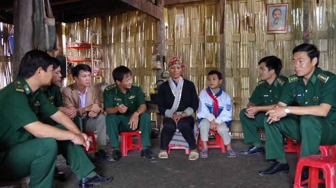 Cán bộ, chiến sĩ Đồn biên phòng A Mú Sung thăm hỏi, tặng lợn giống cho người dân ở hai thôn Nậm Giang và Linh Giang ở xã Nậm Chạc.