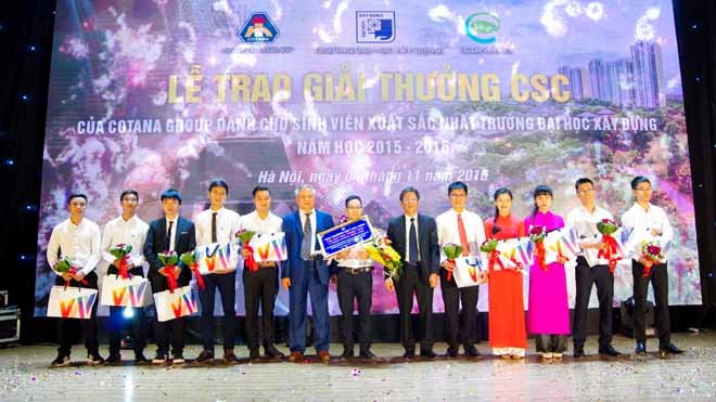 PGS.TS Phạm Duy Hòa và ông Đào Ngọc Thanh bên các ứng viên của giải thưởng CSC 2016