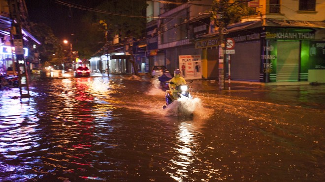 Chỉ trong đêm 7/11, mưa lớn làm các tuyến đường Đặng Thái Thân, Trần Phú đã bị ngập sâu, nhiều điểm hơn 30cm.