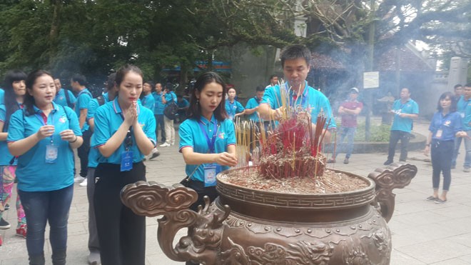 Các bạn thanh niên Trung Quốc đến thắp hương và tham quan Đền Hùng