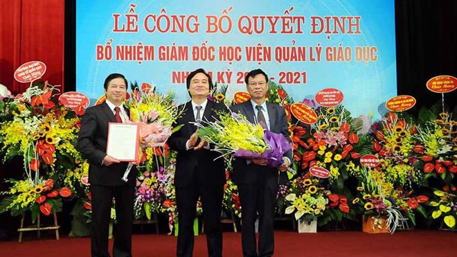 Bộ trưởng Phùng Xuân Nhạ trao Quyết định bổ nhiệm cho GS. Phạm Quang Trung (người cầm Quyết định).