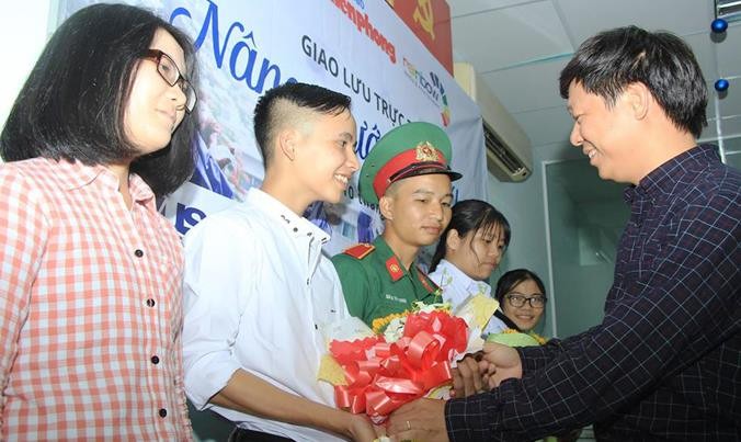 Nhà báo Trần Thanh Lâm tặng hoa chúc mừng 5 tân thủ khoa tại buổi giao lưu.