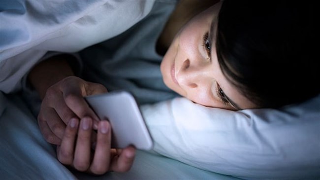 Càng dùng nhiều điện thoại thông minh, càng ngủ kém