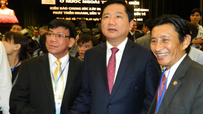 Bí thư Thành ủy TPHCM Đinh La Thăng gặp mặt và trao đổi thân mật với kiều bào.