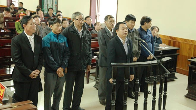  Bị cáo Nguyễn Văn Bổng cùng 6 thuộc cấp tại phiên tòa.