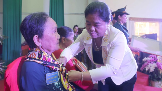 Phó Bí thư Tỉnh ủy Trà Vinh trao tặng huy hiệu cho mẹ Việt Nam anh hùng 