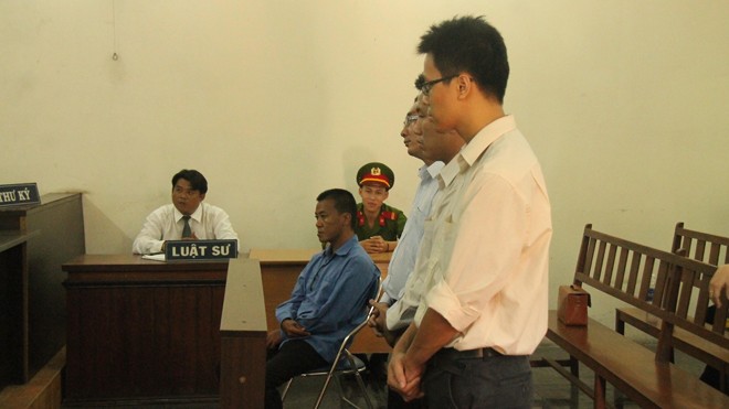 Các bị cáo nghe tòa tuyên án sáng nay 29/11. Ảnh: Tân Châu