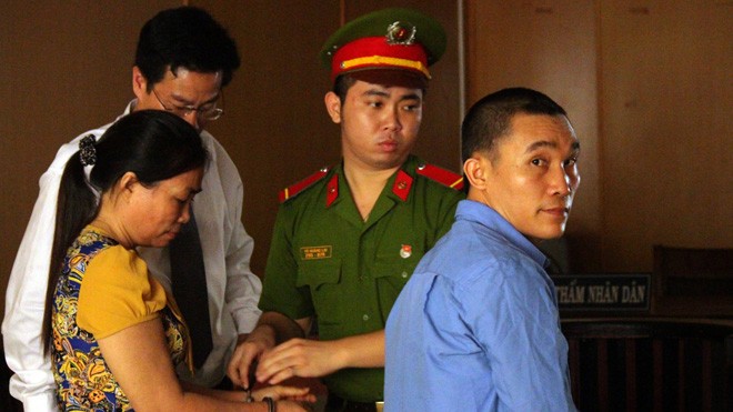Hai bị cáo tại tòa ngày 30/11. Ảnh: Tân Châu