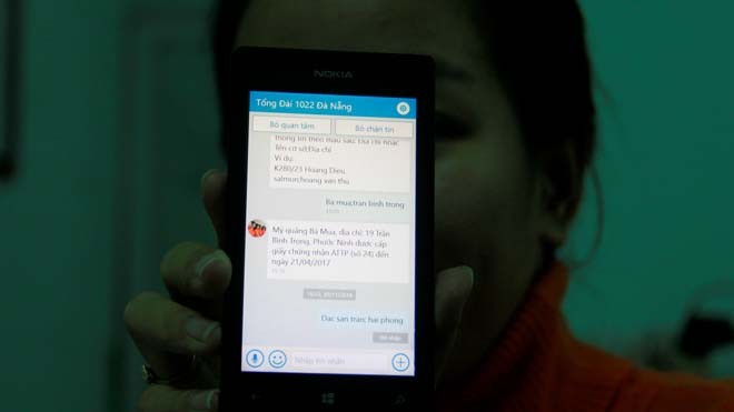 Qua ứng dụng tin nhắn SMS hoặc Zalo, người dân có thể tra cứu cơ sở kinh doanh đạt chuẩn ATVSTP. Ảnh: Thanh Trần. 