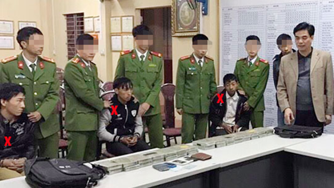 Đại tá Trần Anh Tuấn, Giám đốc Công an tỉnh Sơn La ngoài cùng bên phải trực tiếp chỉ đạo lấy lời khai các đối tượng vận chuyển 30 bánh heroin tại huyện Vân Hồ