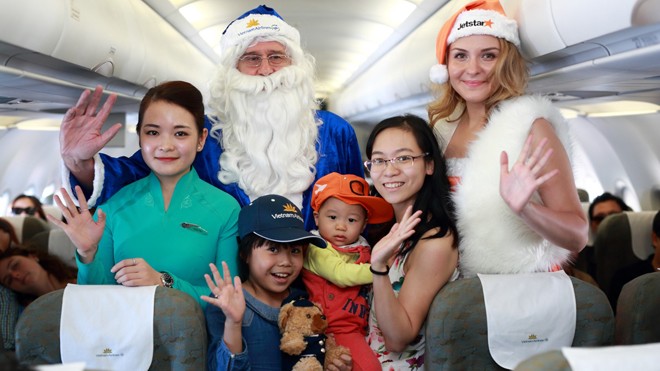 Ông già Noel Vietnam Airlines cùng công chúa tuyết xinh đẹp Jetstar Pacific chúc Giáng sinh các em nhỏ trên tàu bay