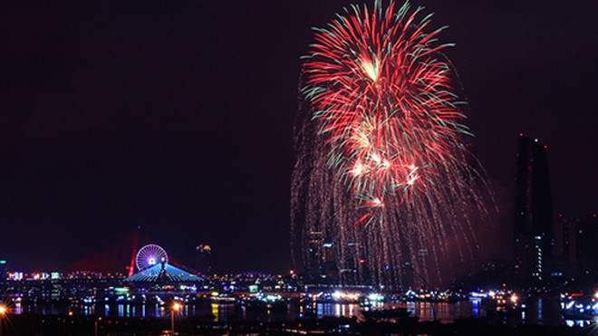 Pháo hoa đã trở thành đặc sản của Đà Nẵng với cuộc thi trình diễn pháo hoa quốc tế 2 năm tổ chức 1 lần. Ảnh: Nguyễn Đông.