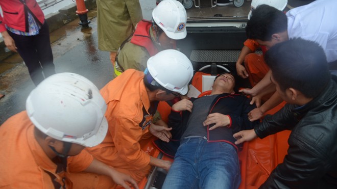 Trung tâm Phối hợp tìm kiếm Cứu nạn Hàng hải khu vực II (DaNang MRCC) đưa một ngư dân bi nạn trên biển vào bờ. Ảnh: DaNang MRCC cung cấp. 