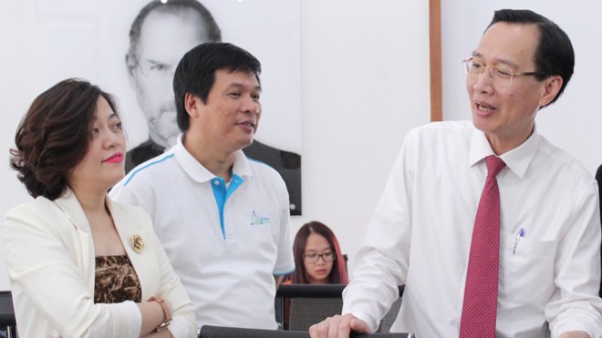 Ông Lê Thanh Liêm - Phó chủ tịch UBND TPHCM (phải) trao đổi với doanh nghiệp 