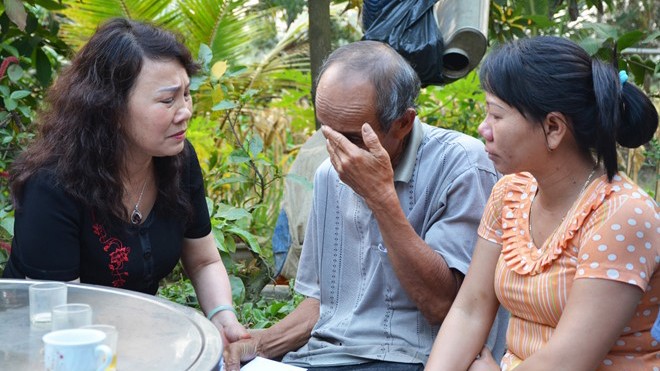 Bà Nguyễn Thị Nghĩa chia buồn với ông nội em Hoàng Văn Thành - một nạn nhân của vụ chết đuối chiều 15/4. Ảnh: Đoàn Nguyên.