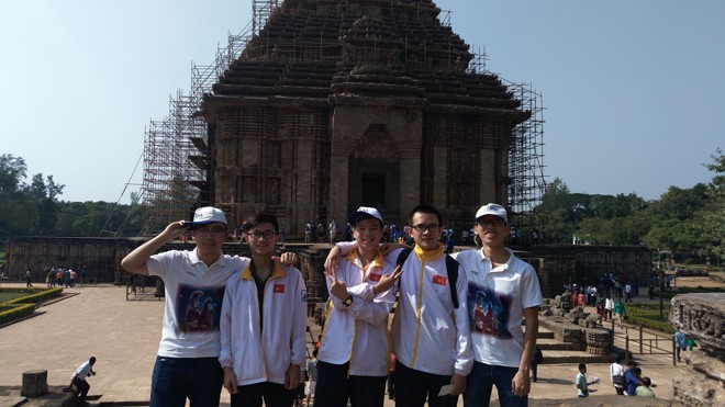 5 chàng trai dự thi Olympic thiên văn và Vật lí thiên văn đi thăm thú các cảnh quan của Ấn Độ