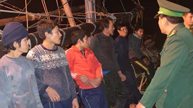 Bảy thuyền viên đánh bắt cá trên biển gặp nạn được cứu thoát