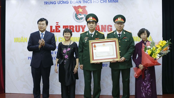 Đại diện gia đình đồng chí Lê Thu Trà nhận Huân chương Hồ Chí Minh 