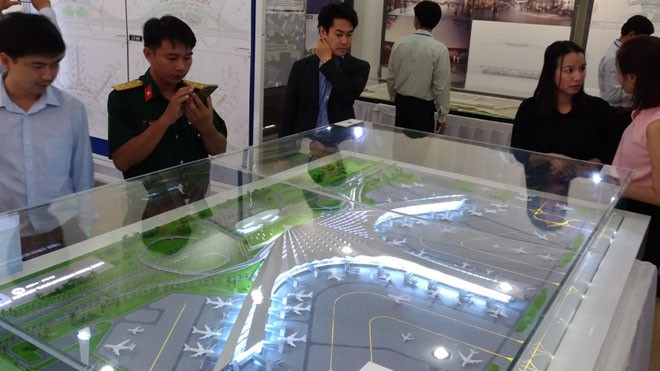 Nhiều người dân tham gia ý kiến, chọn phương án kiến trúc thiết kế sân bay Long Thanh tại TPHCM ngày 13/1.