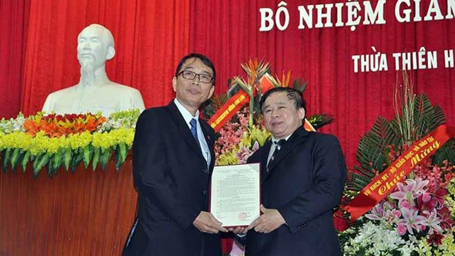 Thứ trưởng Bùi Văn Ga trao quyết định bổ nhiệm Giám đốc Đại học Huế nhiệm kỳ 2016 - 2021 cho PGS.TS Nguyễn Quang Linh