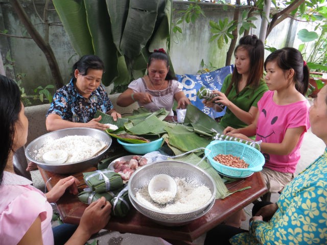 Phiên chợ lá Sài Gòn góp phần làm hương vị tết Việt thêm ấm cúng.