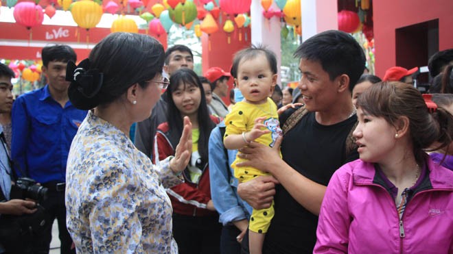 Chủ tịch HĐND TPHCM Nguyễn Thị Quyết Tâm thăm hỏi công nhân, người lao động trước giờ về quê đón Tết