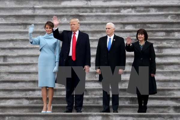 Tân Tổng thống Donald Trump (thứ hai, trái), tân Phó Tổng thống Mike Pence (thứ hai, phải) sau lễ tuyên thệ nhậm chức tại Washington, DC. Ảnh: EPA/TTXVN.