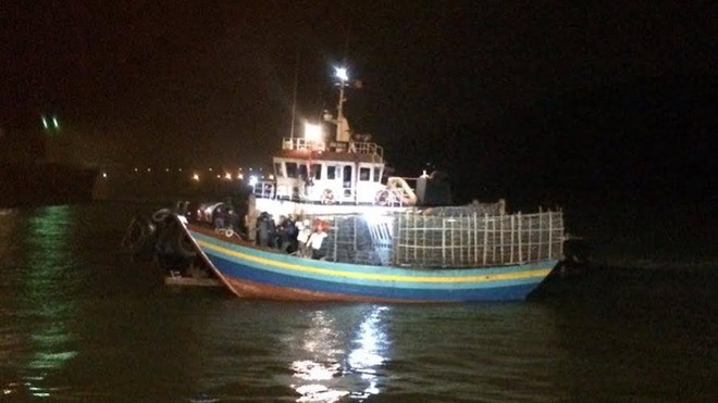 Tàu cứu hộ của lực lượng biên phòng lai dắt tàu cá gặp nạn vào bờ an toàn.