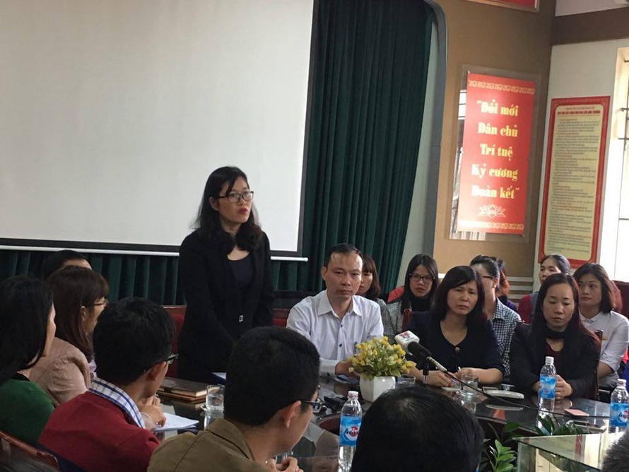Phó Chủ tịch quận Cầu Giấy Trịnh Thị Dung phát biểu tại buổi công bố kỷ luật