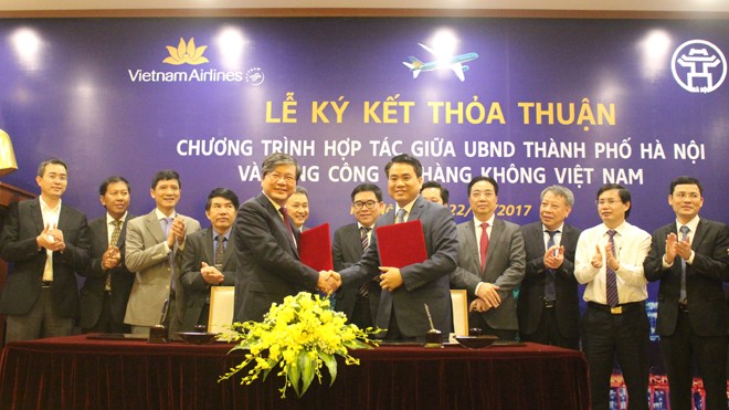 Chủ tịch UBND TP Hà Nội Nguyễn Đức Chung và Chủ tịch HĐQT Vietnam Airlines ký kết thoả thuận 