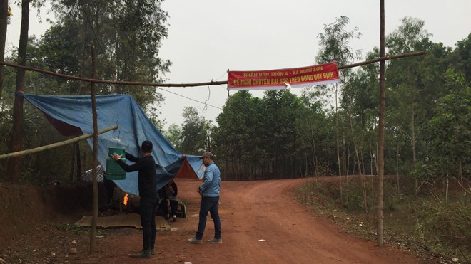 Đã nhiều ngày nay, người dân dựng lều canh gác không cho xe chở rác vào bãi rác. Ảnh: Hoàng Lam 