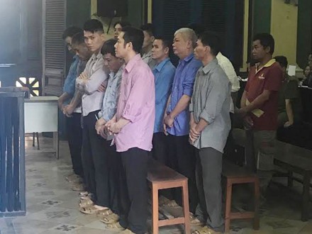14 bị cáo trong băng nhóm Cu ‘Đĩ’ tại phiên tòa ngày 8/3. Ảnh: Tân Châu