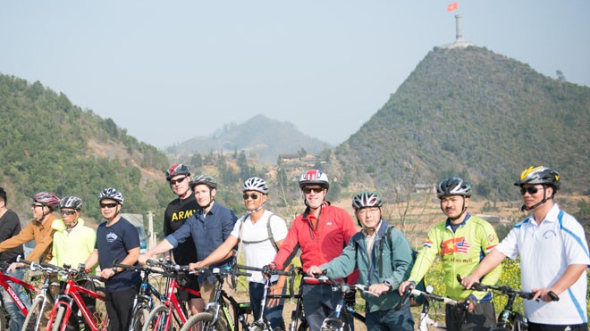 Đoàn công tác của Đại sứ quán Hoa Kỳ đạp xe từ Cột cờ Lũng Cú tới một bản Lô Lô gần đó
