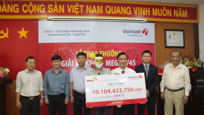 Đại diện Vietlott trao thưởng cho khách hàng đến từ Đồng Nai.