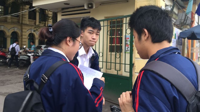 Nhiều thí sinh ra khỏi phòng thi môn Toán đều than khó. (Ảnh chụp tại trường THPT Việt Đức chiều 20/3, Hà Nội).