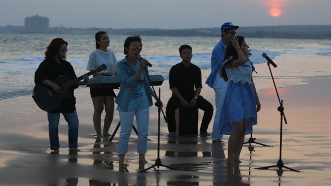 Ekip thực hiện MV Sóng đã trải qua nhiều bối cảnh quay khác nhau ở Hồ Cốc (Ảnh: Nhóm PNT Zone cung cấp)