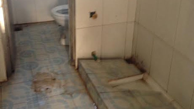 Những nhà vệ sinh cáu bẩn như thế này có được thay đổi trong năm 2017? Ảnh: Đỗ Hợp