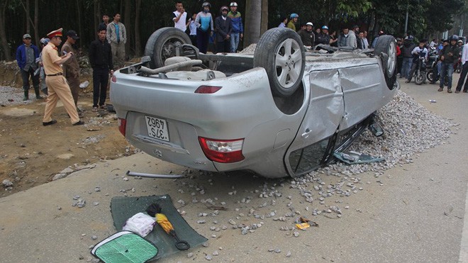 Chiếc xe ô tô 4 chỗ hư hỏng nặng, “phơi bụng” trên đại lộ Lê Nin.