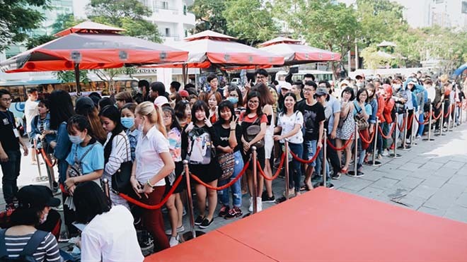 Hàng nghìn khán giả xếp hàng chờ đợi để mua album của Sơn Tùng