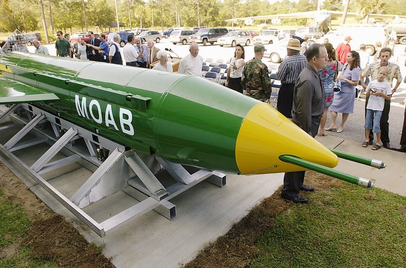 Bom MOAB được thiết kế để tiêu diệt các cụm mục tiêu ảnh: Reuters 