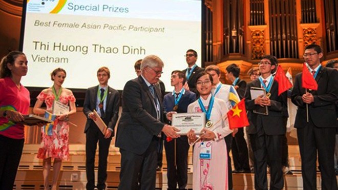  Đinh Thị Hương Thảo nhận giải thưởng nữ sinh Châu Á xuất sắc nhất. (Ảnh: NVCC)