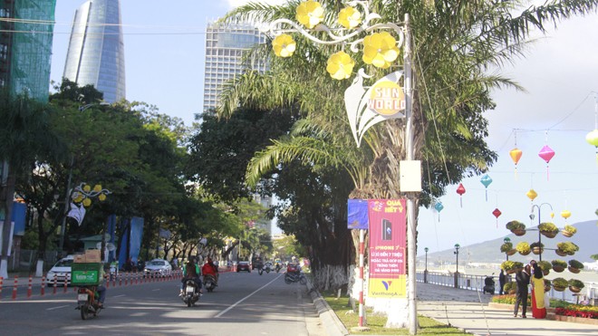 Một số tuyến đường như Bạch Đằng, Trần Phú… sẽ bị cấm dừng đỗ xe, cấm lưu thông trong các ngày tập kết, lắp đặt và trình diễn pháo hoa. Ảnh: Thanh Trần. 