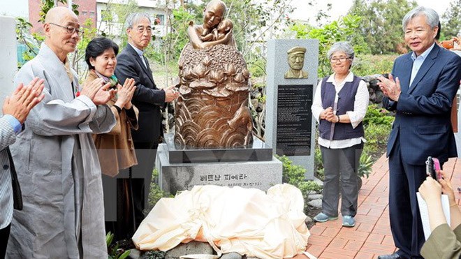 Bức tượng đồng “Xin lỗi Việt Nam” trên đảo Jeju. Ảnh: Yonhap. 