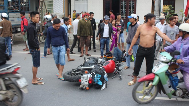 Hiện trường vụ tai nạn xe mô tô đâm người đi ô tô vừa bước xuống đường tại Huế. 