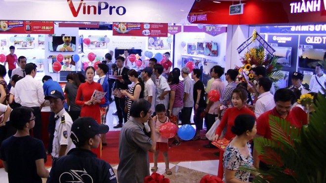 Đông đảo khách hàng tới mua sắm tại 5 TTTM Vincom mới khai trương ngày 29/4.