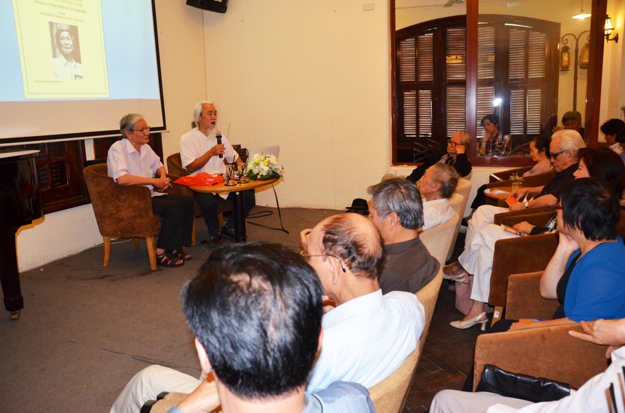 Chủ tịch Hội Nhà Văn Hà Nội Phạm Xuân Nguyên giới thiệu tiểu thuyết Chuyện Ngõ Nghèo cùng tác giả Nguyễn Xuân Khánh