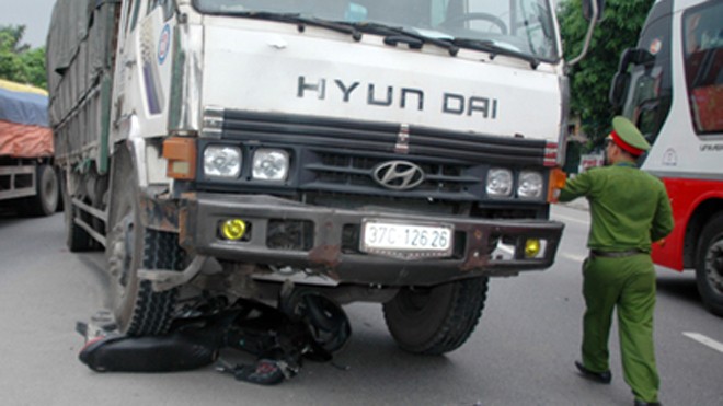 Đột ngột sang đường, xe máy bị xe tải 'nuốt chửng'
