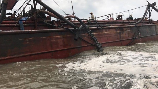  Tàu hút bùn, đổ thải tại khu vực biển giáp ranh hai tỉnh Nghệ An – Thanh Hóa trong những ngày gần đây. 