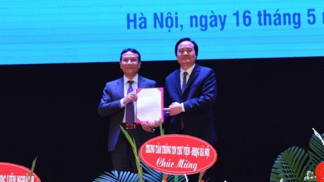 Bộ trưởng Phùng Xuân Nhạ trao quyết định bổ nhiệm Phó Giám đốc ĐHQGHN cho PGS.TS Nguyễn Hồng Sơn