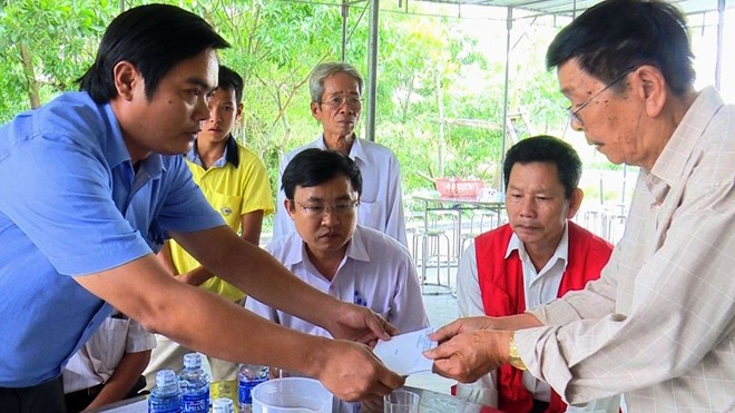  Ông Nguyễn Văn Bình, Phó Chủ tịch UBND huyện (bìa trái), đại diện lãnh đạo địa phương thăm, chia buồn, hỗ trợ kinh phí mai táng cho gia đình nạn nhân đuối nước.